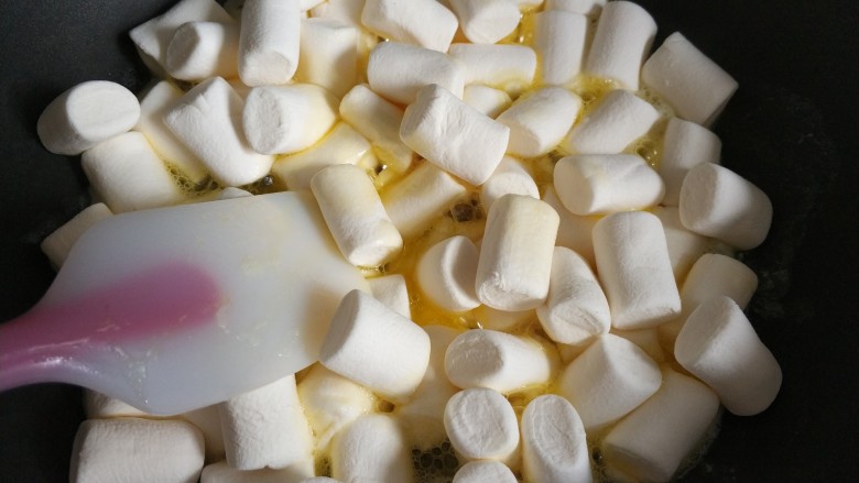 蔓越莓牛轧沙琪玛,待黄油全部融化后，加入棉花糖！