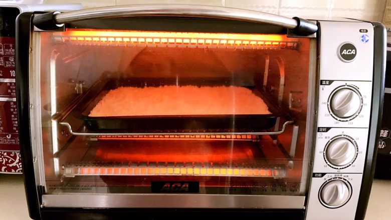 面包糠,烤箱预热后放入烤盘，180度烤3分钟