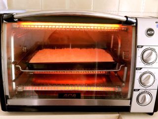 面包糠,再放入烤箱，180度烤2分钟