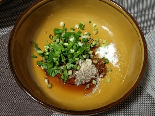 麵碗加鹽,胡椒粉,蔥花,香菜,芹菜末,生抽少許,椒麻油1勺