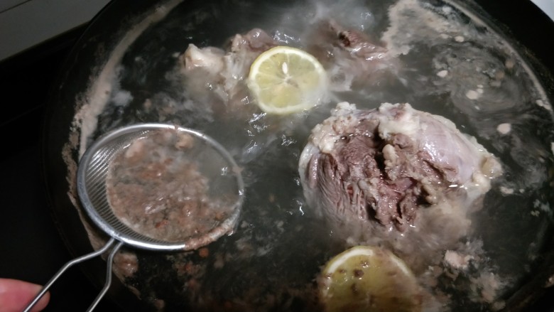 一碗让舌尖跳舞的鲜椒牛肉面,煮开后撇去浮沫，再煮5分钟