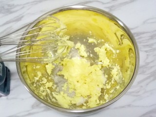 原味曲奇,先用打蛋器搅拌一下，让糖粉和黄油混合，防止糖粉飞溅