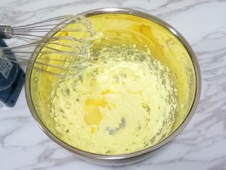 原味曲奇,加入鸡蛋液，鸡蛋液分三次加入，没加入下一次都要把前一次的鸡蛋液和黄油混合均匀