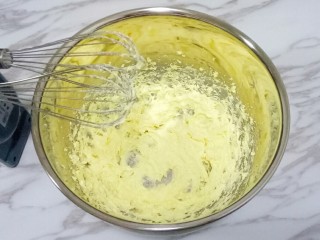 原味曲奇,启动打蛋器，打发黄油颜色变浅，蓬松