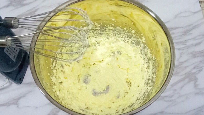 原味曲奇,启动打蛋器，打发黄油颜色变浅，蓬松