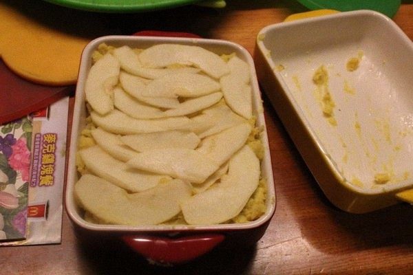 ＃甜味＃+	糖烤苹果地瓜,再铺一层地瓜泥（1/3量），也再铺上一层苹果片。