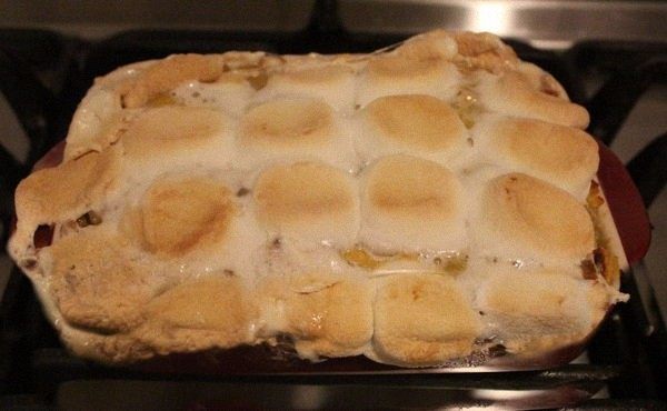 ＃甜味＃+	糖烤苹果地瓜,再放入烤箱，续烤5-10分钟，将棉花糖上层烤焦即可出炉。