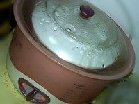 #甜味#红枣木耳汤,放入电炖盅，隔水炖煮1-2小时