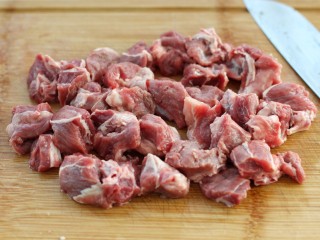 无肉不欢+牛肉烧土豆,牛肉洗净后切成稍微大一点的块状