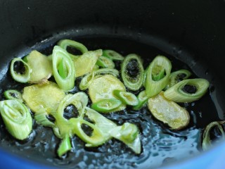 无肉不欢+牛肉烧土豆,锅中倒适量油烧热后，放入葱花和姜片炒香