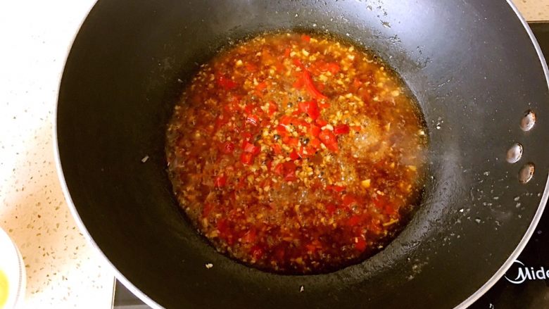 辣味➕蒜蓉剁椒金针菇,把碗里的调料汁倒入锅里，大火烧开转小火熬制，等汤汁稍微浓稠时关火
