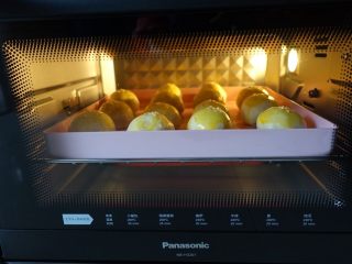 麻薯奶黄酥,预热好的烤箱，上下火170℃、热风22min至成熟且表面金黄上色；