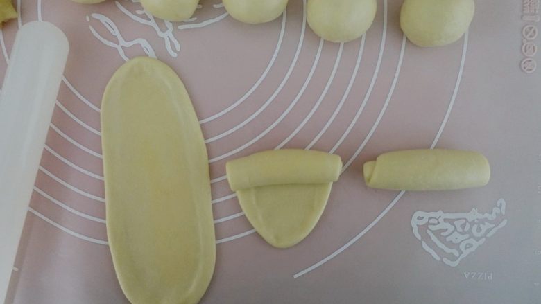 麻薯奶黄酥,第一次擀卷后松弛20min再进行下一次擀卷，注意覆盖保鲜膜防止表面干燥；