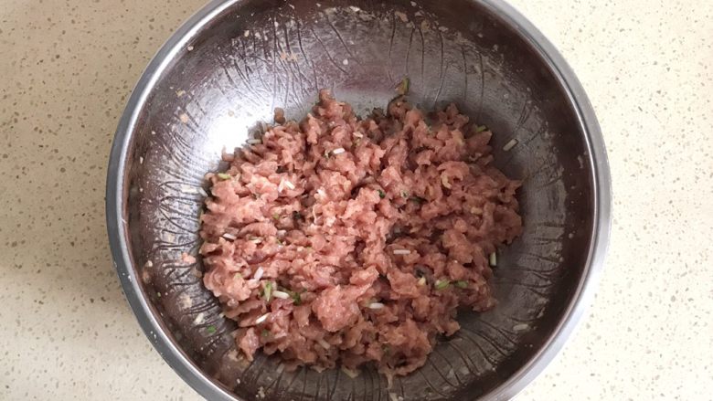 #咸味#美味的猪肉荠菜高汤馄饨,继续搅拌均匀，这时肉馅儿就搅拌好了
