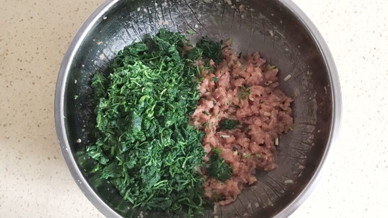 #咸味#美味的猪肉荠菜高汤馄饨,加入切成碎末的荠菜，搅拌均匀