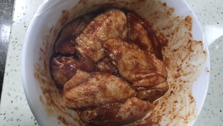 新奥尔良烤翅,保鲜膜包好放冰箱冷藏8-12小时，中间多翻拌几次可以更好的入味