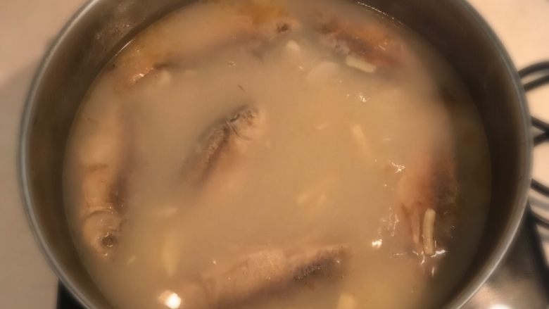 家常清炖鲫鱼汤,大火烧开，温火烧30分钟，出锅前加入精盐调味