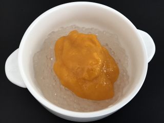 芒果椰汁西米露,加入芒果泥