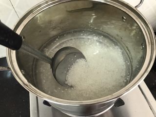 芒果椰汁西米露,勺子轻轻搅拌开，以免西米沾粘，煮约2分钟，熄火