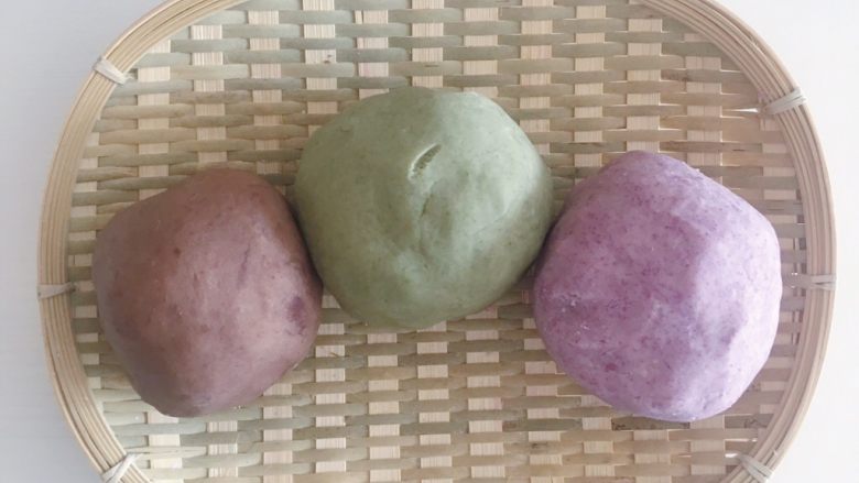 桃山皮板栗月饼,从左往右依次是：可可粉面团 抹茶粉面团 紫薯粉面团