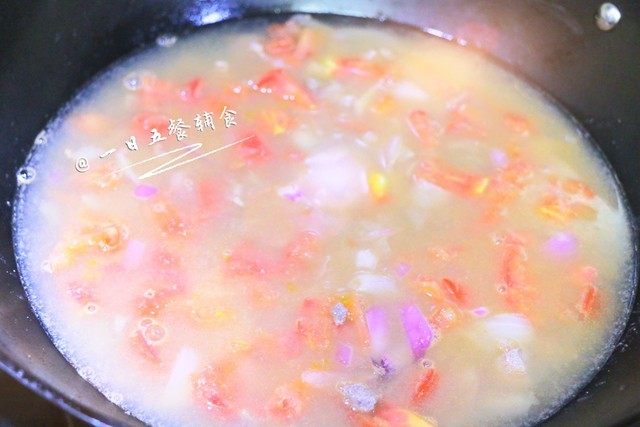 猪肝疙瘩汤 宝宝辅食，面粉+黄豆粉+, 炒几下可以加水漫过这些菜丁，大火烧开。