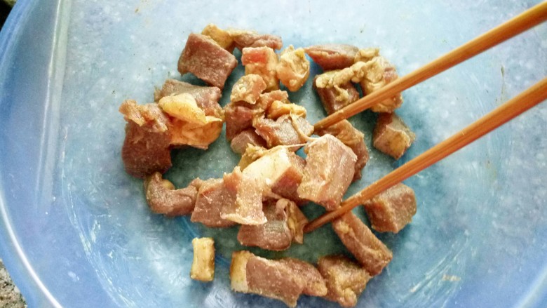 棒棒糖茄汁牛肉,用筷子搅拌均匀。