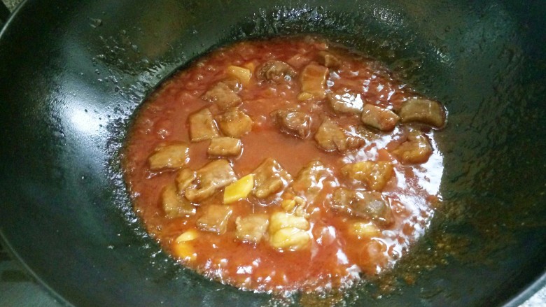 棒棒糖茄汁牛肉,马上倒入牛肉，翻炒两分钟即可。