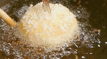 泰式凤尾虾球,将土豆泥球放入热油锅炸至金黄。