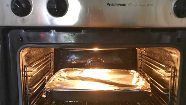#酸味#焗烤洋葱紫甘蓝,再盖上锡纸，用130度的火再烤30分钟的时间，就可以关火啦。