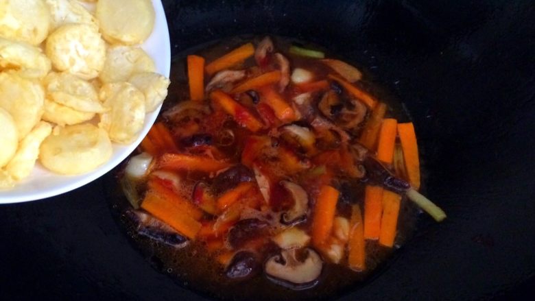 香菇虾仁豆腐煲
,汤煮开后加入炸过的豆腐。