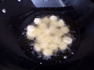 香菇虾仁豆腐煲
,锅内倒适量油，油热后，豆腐一个一个放入炸，不可以整盘倒入，会粘连一起。