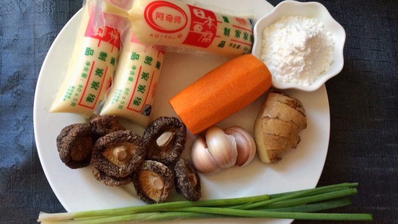 香菇虾仁豆腐煲
,准备食材：日本豆腐3个，香菇，胡萝卜，葱，姜，蒜，玉米淀粉。