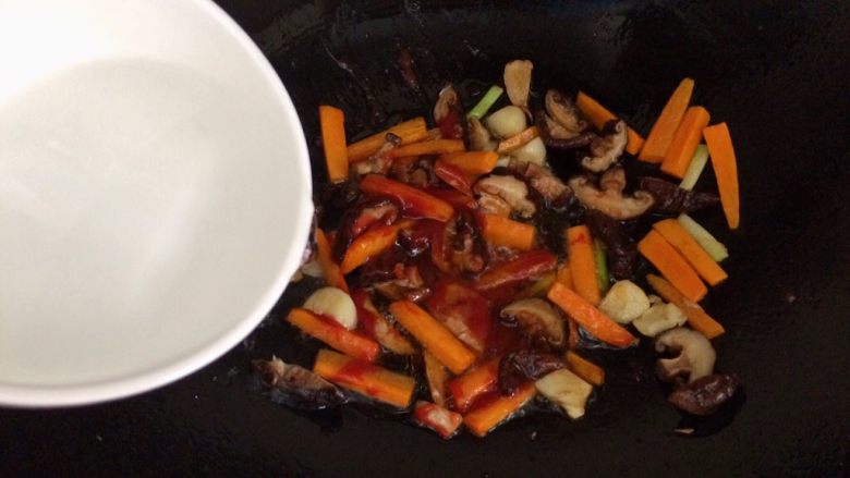 香菇虾仁豆腐煲
,加半碗水。