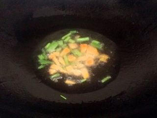 香菇虾仁豆腐煲
,锅里留少量油，葱，姜，蒜爆香。