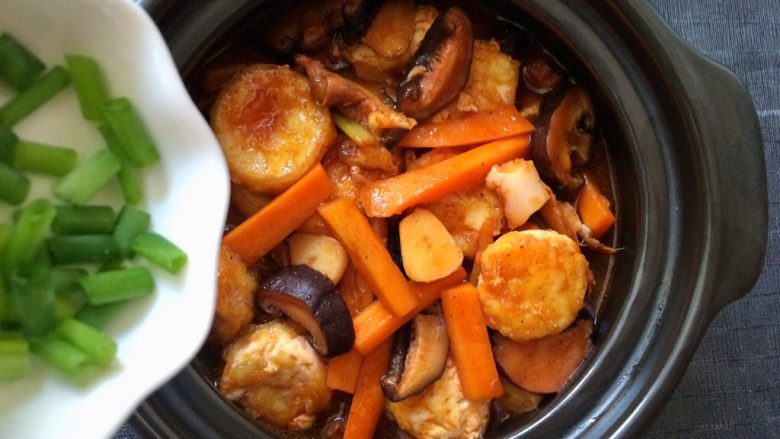 香菇虾仁豆腐煲
,炖到汤汁浓缩，起锅前撒上葱花。