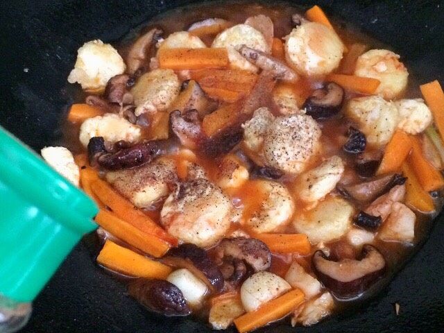 香菇虾仁豆腐煲
,放少许胡椒粉。
