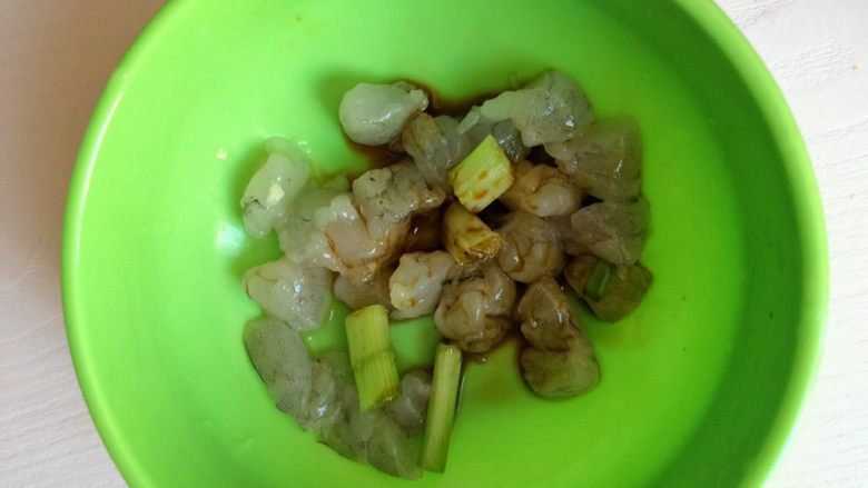 香菇虾仁豆腐煲
,加入1勺料酒，葱，腌制去腥。