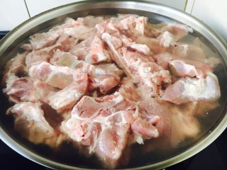 #咸味#  酱烧大骨头（猪骨头）,锅里放上大骨头，倒入适量的凉水。
