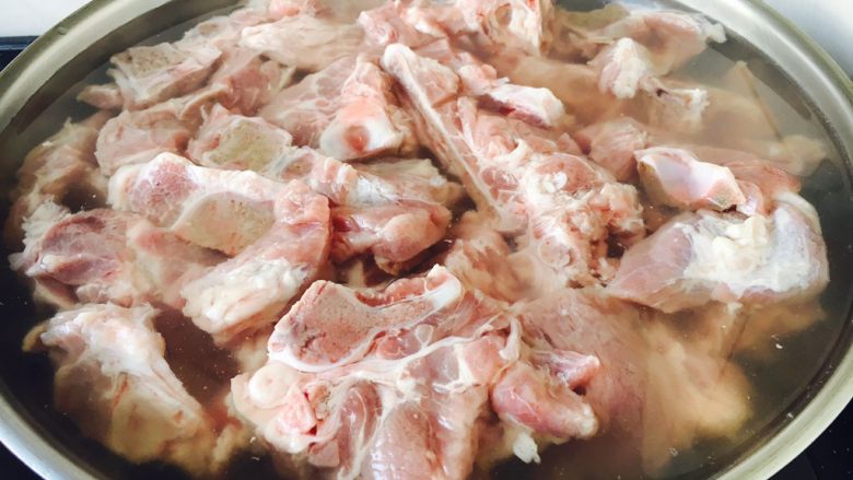 #咸味#  酱烧大骨头（猪骨头）,锅里放上大骨头，倒入适量的凉水。