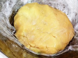 传统广式豆沙月饼,抓捏成团后盖上保鲜膜醒发1.5小时