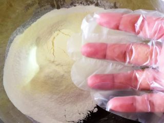传统广式豆沙月饼,戴上一次性手套，充分抓捏均匀