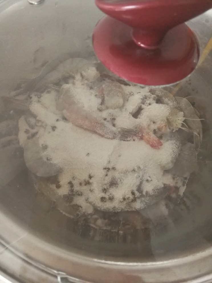 盐焖虾,盆底放入炒好的盐，放入虾，再倒入盐。