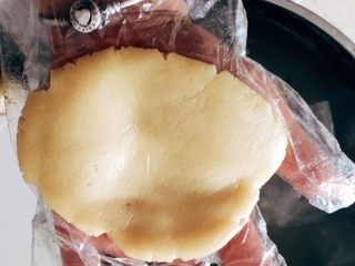 传统广式莲蓉月饼,取一个饼皮，轻轻的压成中间薄四周厚一点的圆