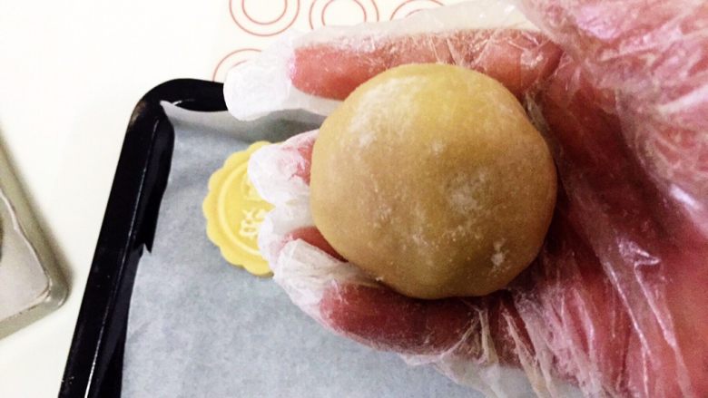 传统广式莲蓉月饼,在头大的位置撒粉
