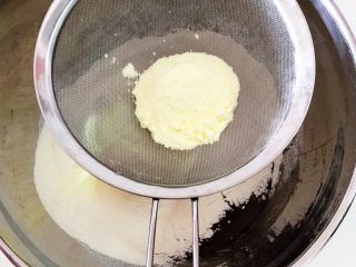 传统广式莲蓉月饼,筛入中筋粉和奶粉
😁我比较懒，都是直接倒进去的