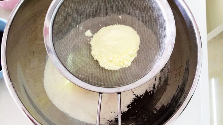 传统广式莲蓉月饼,筛入中筋粉和奶粉
😁我比较懒，都是直接倒进去的