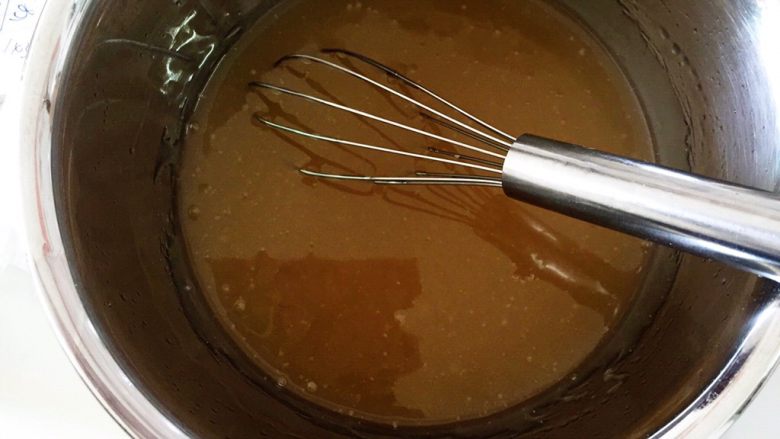 传统广式莲蓉月饼,充分搅拌均匀，呈无油乳化状