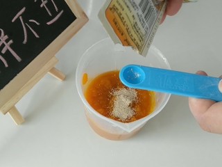 勤劳的小蜜蜂中式馒头,南瓜泥温热的时候，放酵母。不要烫手的时候放，会把酵母烫坏的。