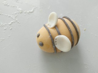 勤劳的小蜜蜂中式馒头,尖的那头，做头部。可以用面团，也可以直接用红豆等做眼睛。