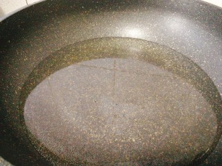 #辣味#双椒爆鱿鱼卷,锅里加水烧开。
